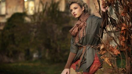 Blondes women leaves wallpaper