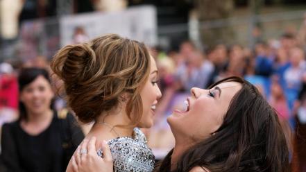 Demi lovato miley cyrus celebrity hugging singers wallpaper
