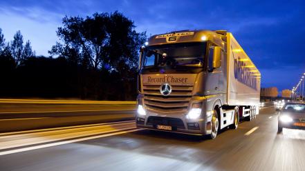 Mercedes benz speed trucks wallpaper