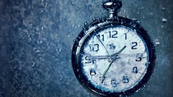 Macro pocket watch water drops wallpaper