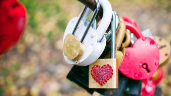 Paris chains hearts love wedding wallpaper