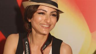 Smiling bollywood hats fedoras soha ali khan wallpaper