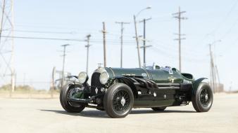 Green outdoors classic bentley wallpaper
