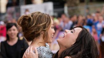 Demi lovato miley cyrus celebrity hugging singers wallpaper