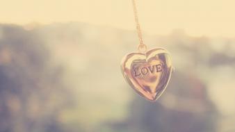 Love pendant wallpaper