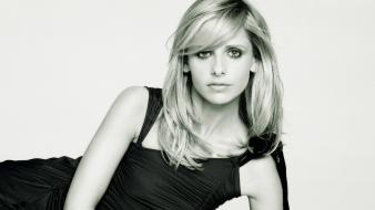 Sarah michelle gellar actress monochrome wallpaper